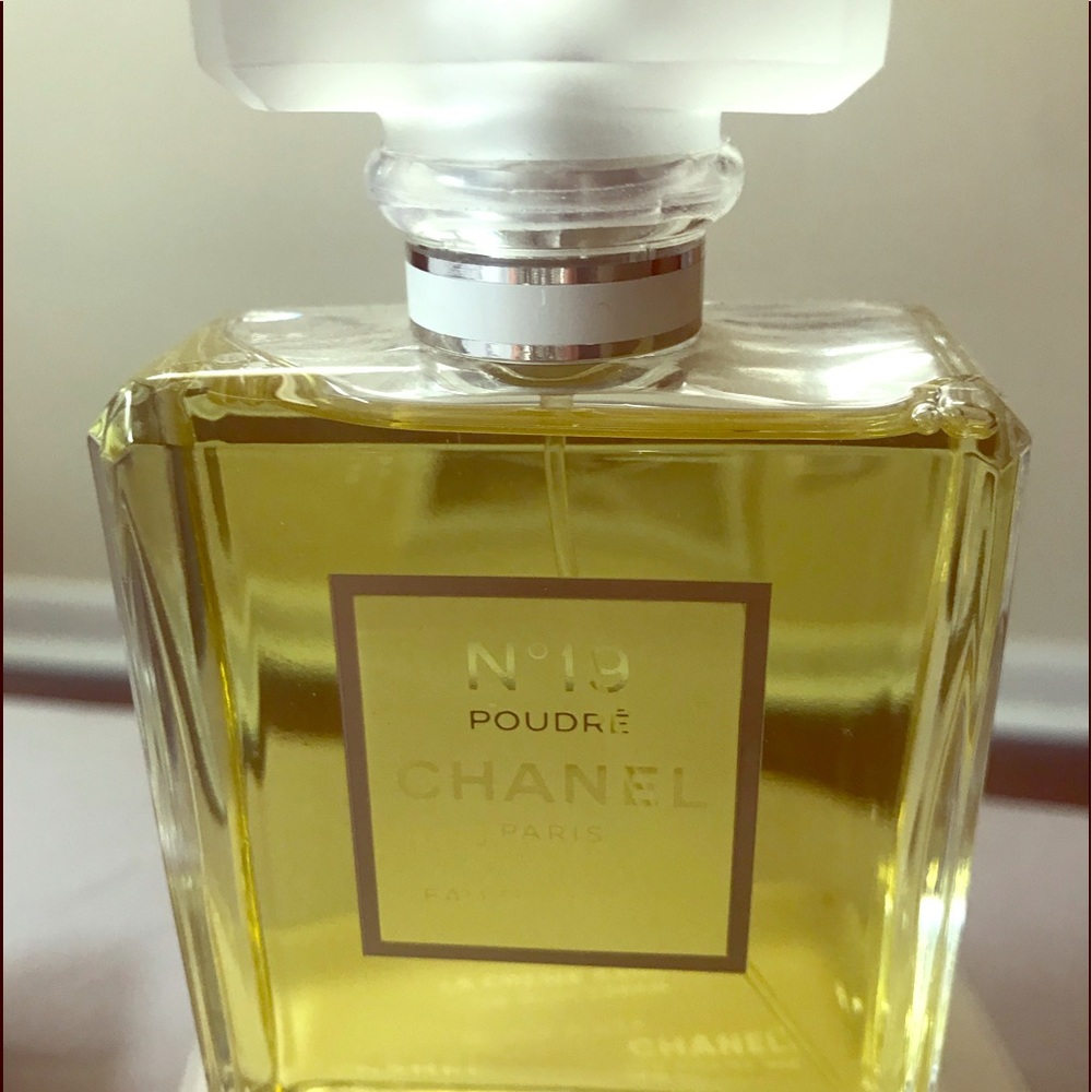 Chanel No 19